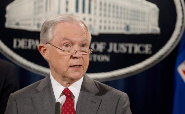 Sessions critica a la 'ciudad santuario” de Chicago por defender a los inmigrantes