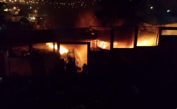 Incendio consume negocio de reciclaje en Santa Rosa de Copán