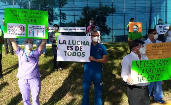 Médicos de San Pedro Sula realizan plantón exigiendo vacuna contra el covid-19