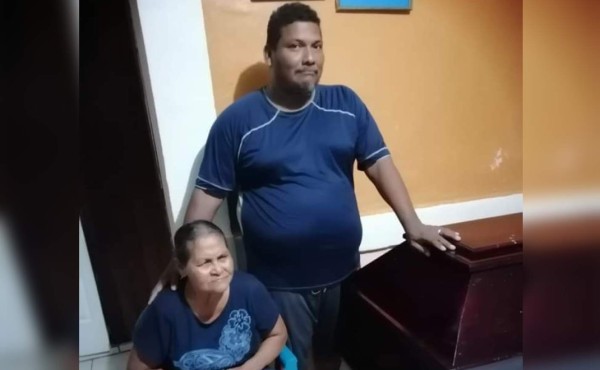 Pescador hondureño aparece en preparativos de su velorio tras darlo por muerto por el huracán Eta