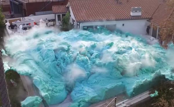 Video viral: Youtubers crean una explosión de espuma e inunda toda una casa