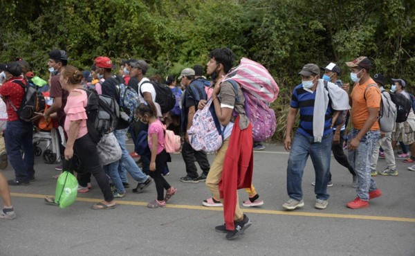 Honduras asiste a más de 40 menores de la actual caravana de migrantes