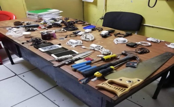 Decomisan celulares y supuesta droga en cárcel de Puerto Cortés