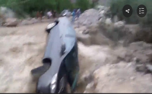 Hombre se salva de milagro al ser arrastrado por una quebrada en Perú