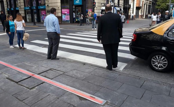 Chile pone en marcha semáforos para adictos al celular   