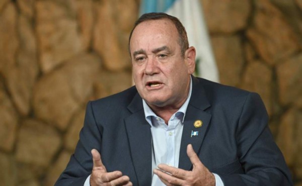 Guatemaltecos tendrán que 'aprender a vivir' con COVID-19, afirma presidente