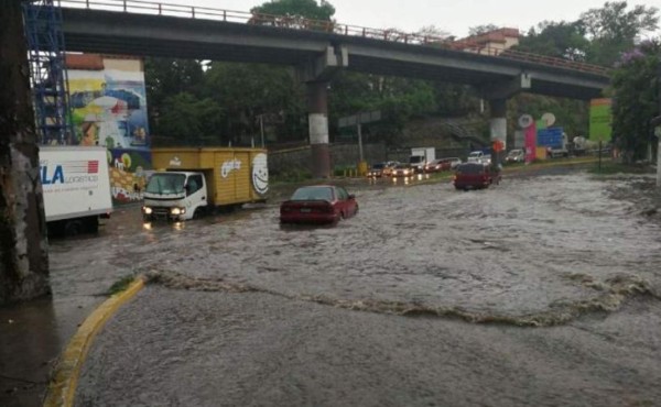 El Salvador declara alertas por lluvias que ya registran un muerto