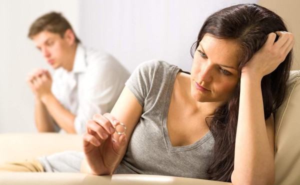 Sale con una mujer separada solo en su imaginación