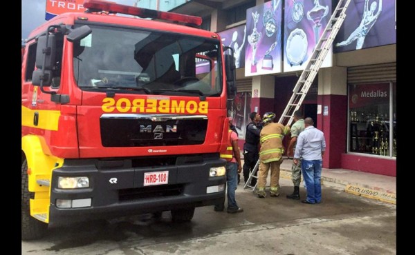 Se incendia tienda de trofeos en San Pedro Sula
