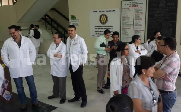 Médicos interinos protestan por falta de pago en el Mario Rivas