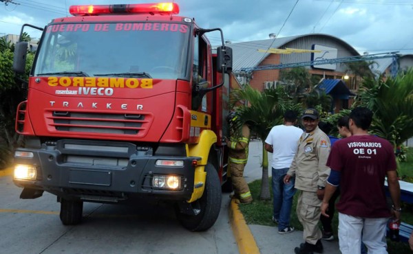 Bomberos atienden explosión en una maquila