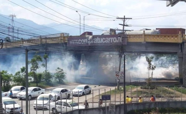 Desalojan protesta de taxistas en bulevar del sur de San Pedro Sula