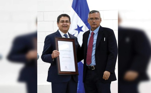 JOH reconoce méritos a 19 docentes en Día del Maestro