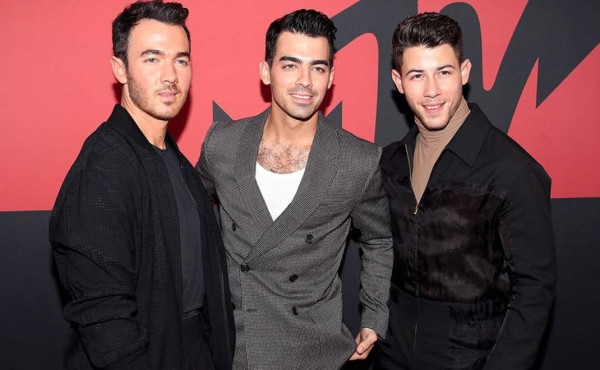 Jonas Brothers fueron acechados por pistolero en un campo de golf de Miami