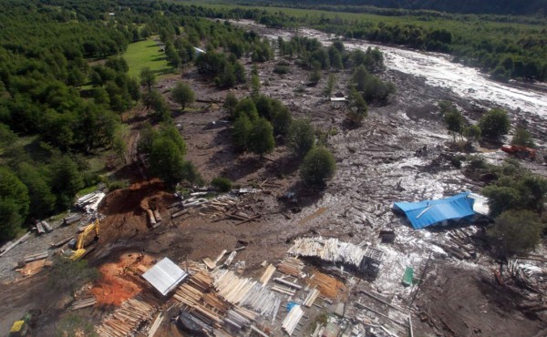 Aumentan a trece las víctimas fatales por el aluvión en Chile