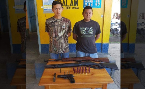 Con varias armas detienen a dos en San Antonio