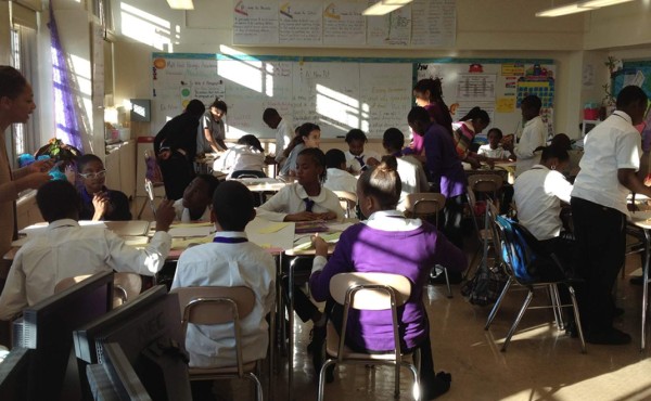 Directora hondureña de colegio en Brooklyn enseña a escapar de la pobreza a los niños