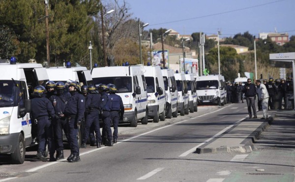 Disparan con ametralladora a policías en Marsella, Francia