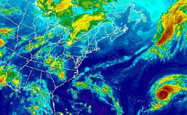 Gastón se convierte en huracán categoría 2