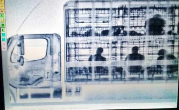 Detectan con rayos X a 51 migrantes dentro de un camión en México