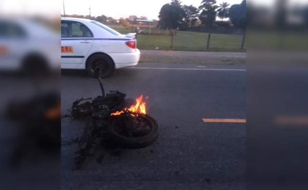 Motociclista se salva de milagro al explotar su moto tras impactar con rastra