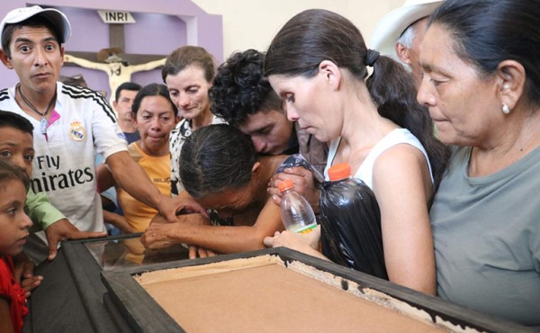 'Mi esposo y mis hijos se retorcían en el suelo del dolor'