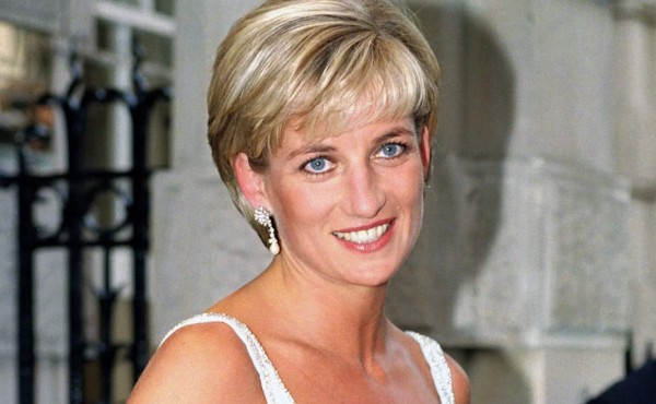 La princesa Diana no murió por las heridas del accidente de auto, indicó experto forense