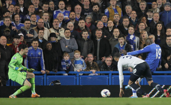 Chelsea golea al Tottenham y se despega al frente de la Premier League