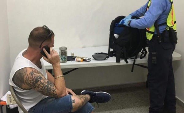 Detienen a estadounidense con supuesta droga en Roatán  