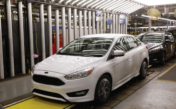 Trump pone en guardia a firmas que trasladan empleos fuera de EE.UU.