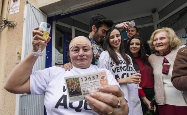Grupo de latinoamericanos ganó el millonario 'Gordo' de Navidad en Madrid