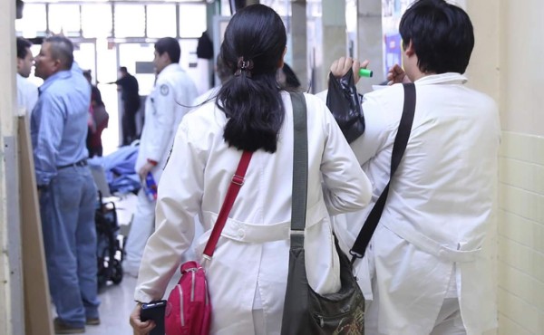 Unos 10,000 médicos y enfermeras están desempleados en el país