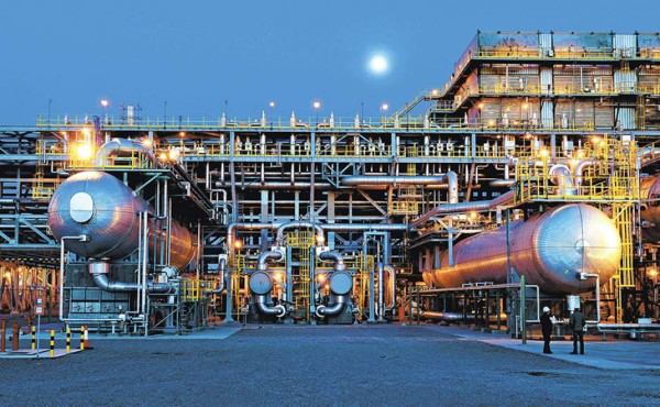 Las petroleras globales vuelven a invertir en grandes proyectos pese a los precios