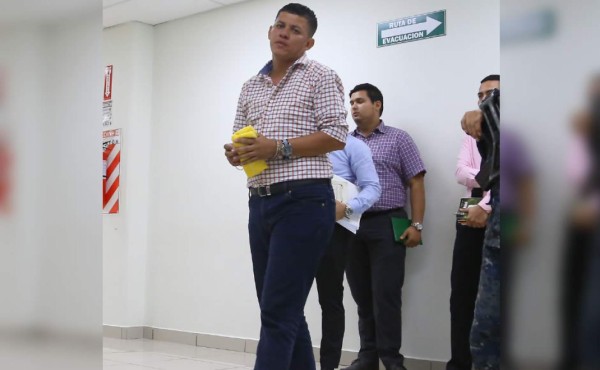 Hombre enfrenta juicio por masacre