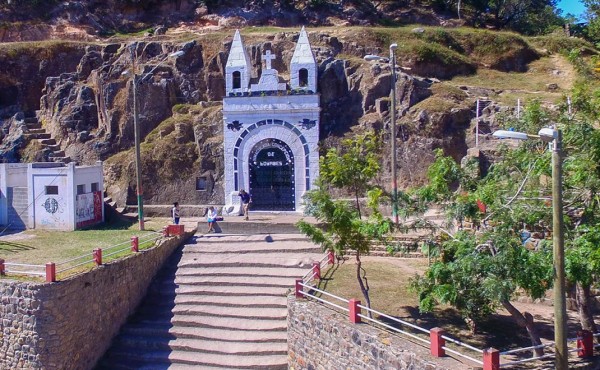 La Inmaculada domina desde lo alto de su Gruta