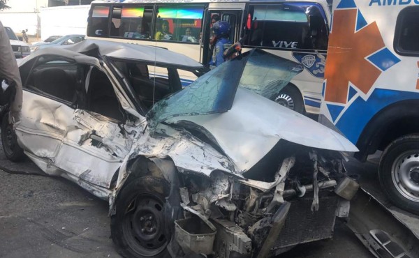 Tres personas heridas por accidente entre camión y un turismo