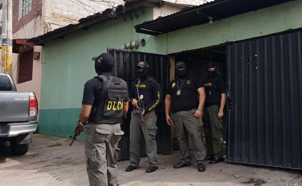 Allanan viviendas capitalinas en busca de drogas
