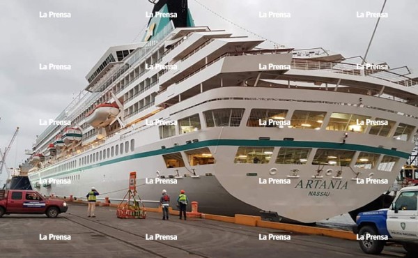 Turistas del crucero Artania recorren las playas de Puerto Cortés
