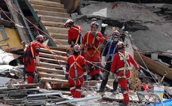 Rescatan último cuerpo de edificio derrumbado por terremoto en México