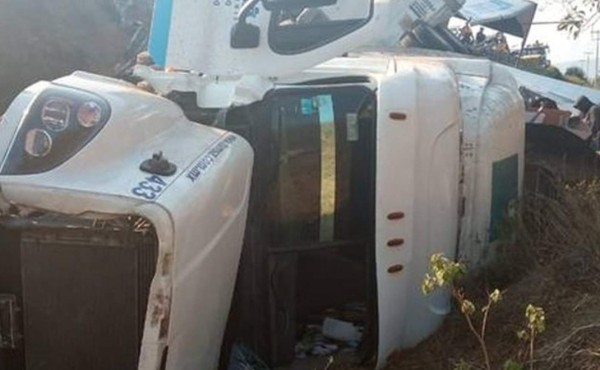 Migrantes hondureños salen heridos en accidente de tráiler en México