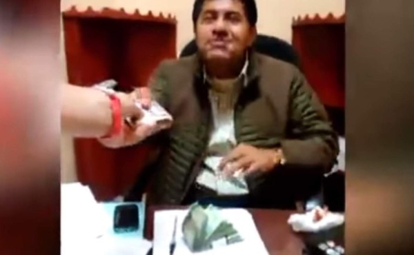 Funcionario mexicano es grabado recibiendo soborno