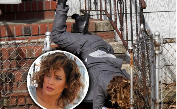 Jennifer López se cae de escaleras