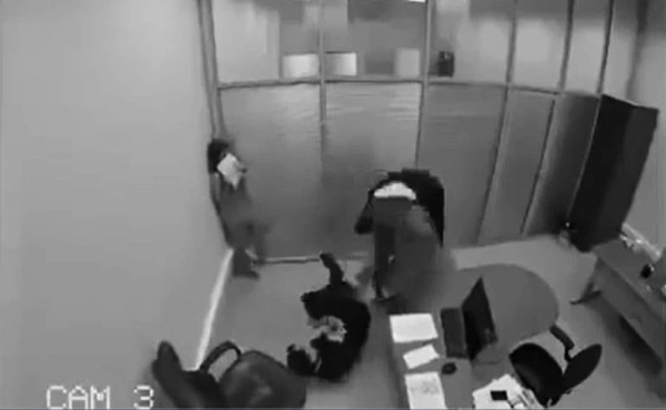 El ganador grita en la cara a todos sus compañeros y decide entrar a la oficina donde está su jefe, quien lo ve desconcertado.