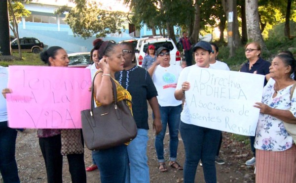 Pacientes renales de La Ceiba protestan y demandan atención