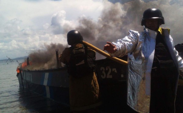Lancha de la Fuerza Naval se incendia en Colón