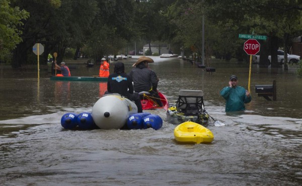 Hallan a bebé aferrada al cuerpo de su madre ahogada en Texas