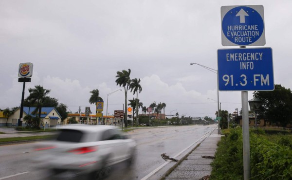 Florida vive horas eternas a la espera del temible huracán Irma