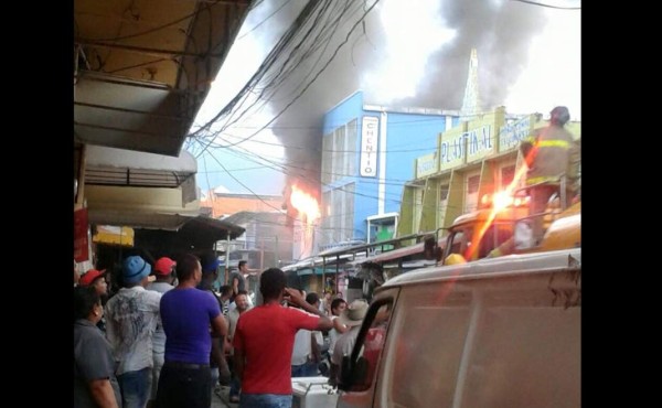 Incendio consume tienda en La Ceiba