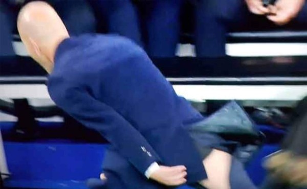 Mucha emoción hizo que a Zinedine Zidane se le rompiera el pantalón