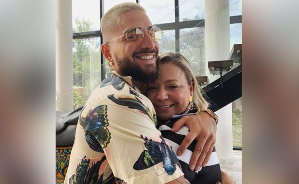 Maluma desata polémica por besar en la boca a su mamá para celebrar el Día de la Madre    